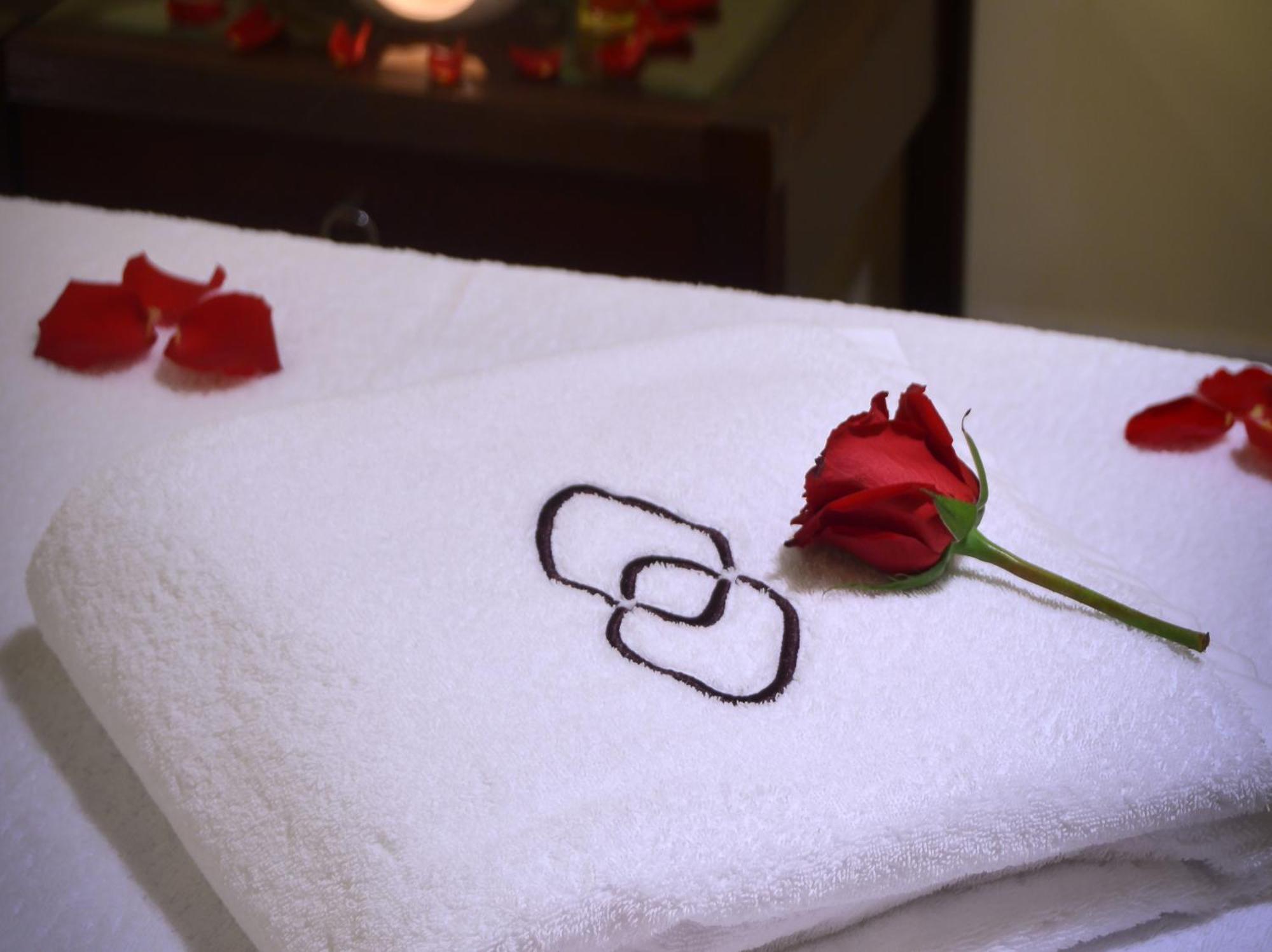 Готель Sofitel Al Khobar The Corniche Екстер'єр фото A towel with the spa's logo